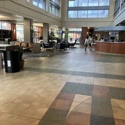 Los Robles Hospital - Main floor lobby area