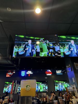 Pluckers Wing Bar by null