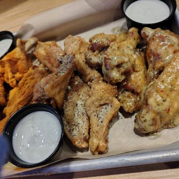 Buffalo Wild Wings - American Near Me - Skokie, Illinois