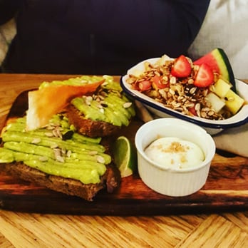 Brunch & Cake - Smashed Avocado and Feta with Fruit Salad & Poached egg on side. - Breakfast & Brunch Near Me - Barcelona, B