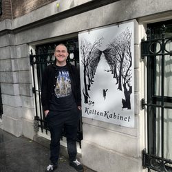 Kattenkabinet - With the sign