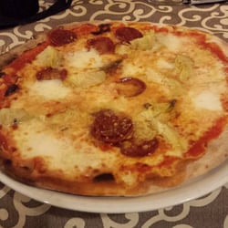 Déjàvu - Pizza "Scolta": mozzarella vaccina e di bufala, scamorza, salame piccante, carciofi e acciughe. 8,50 €.