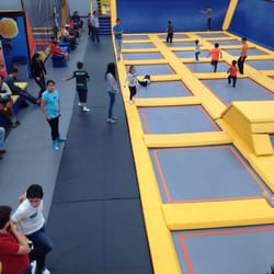 Jumper Fly - Es un lugar lleno de camas elásticas y brincolines.