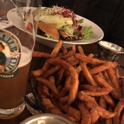 Kitchen - Süsskartoffelpommes mit Salat