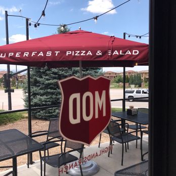 MOD Pizza - About 7 tables on patio - Fast Food Near Me - Highlands Ranch, Colorado