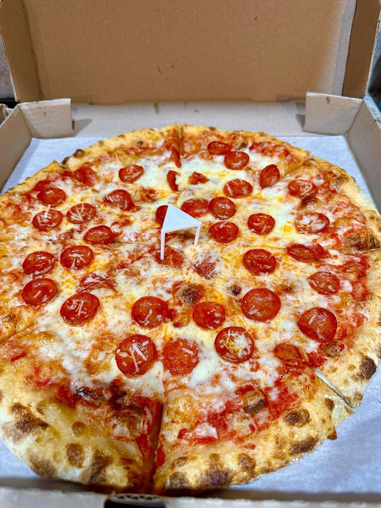 Leoni Pizzeria Logo