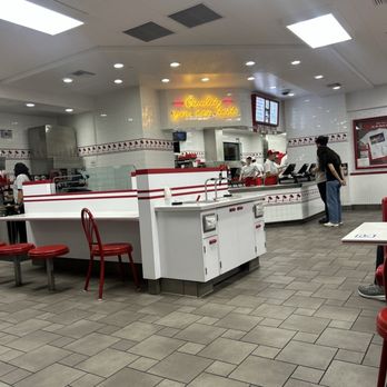 In-N-Out Burger - Eating area - Fast Food Near Me - Flagstaff, Arizona