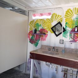 Tillett Hostel - Bathrooms also in the shipping container. Very warm inside. The access to toilets showers and sinks.