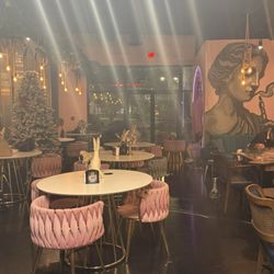 Qulis Lounge - Inside