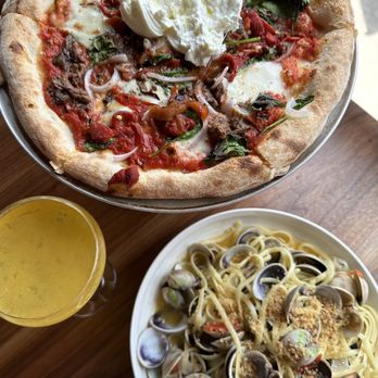 Mercato Italian Kitchen & Bar-Canton - Pizzaiolo and Linguine & Clams - Italian Near Me - Canton, Connecticut