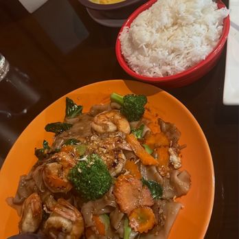 Thai Bloom - Pad see ew with shrimp. - Thai Near Me - Beaverton, Oregon
