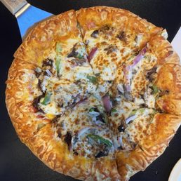 Bulgogi pizza with gold crust ( crust is filled with sweet potato purée) Bulgogi pizza with gold crust ( crust is filled with sweet potato purée)
