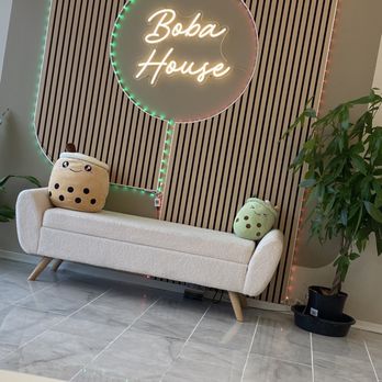 Boba House - a sofa and a plant - Bubble Tea Near Me - Wentzville, Missouri