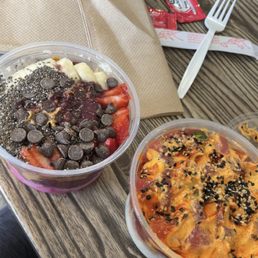 Powerhouse with chia seeds and chocolate chips, and spicy poke bowl. Powerhouse with chia seeds and chocolate chips, and spicy poke bowl.