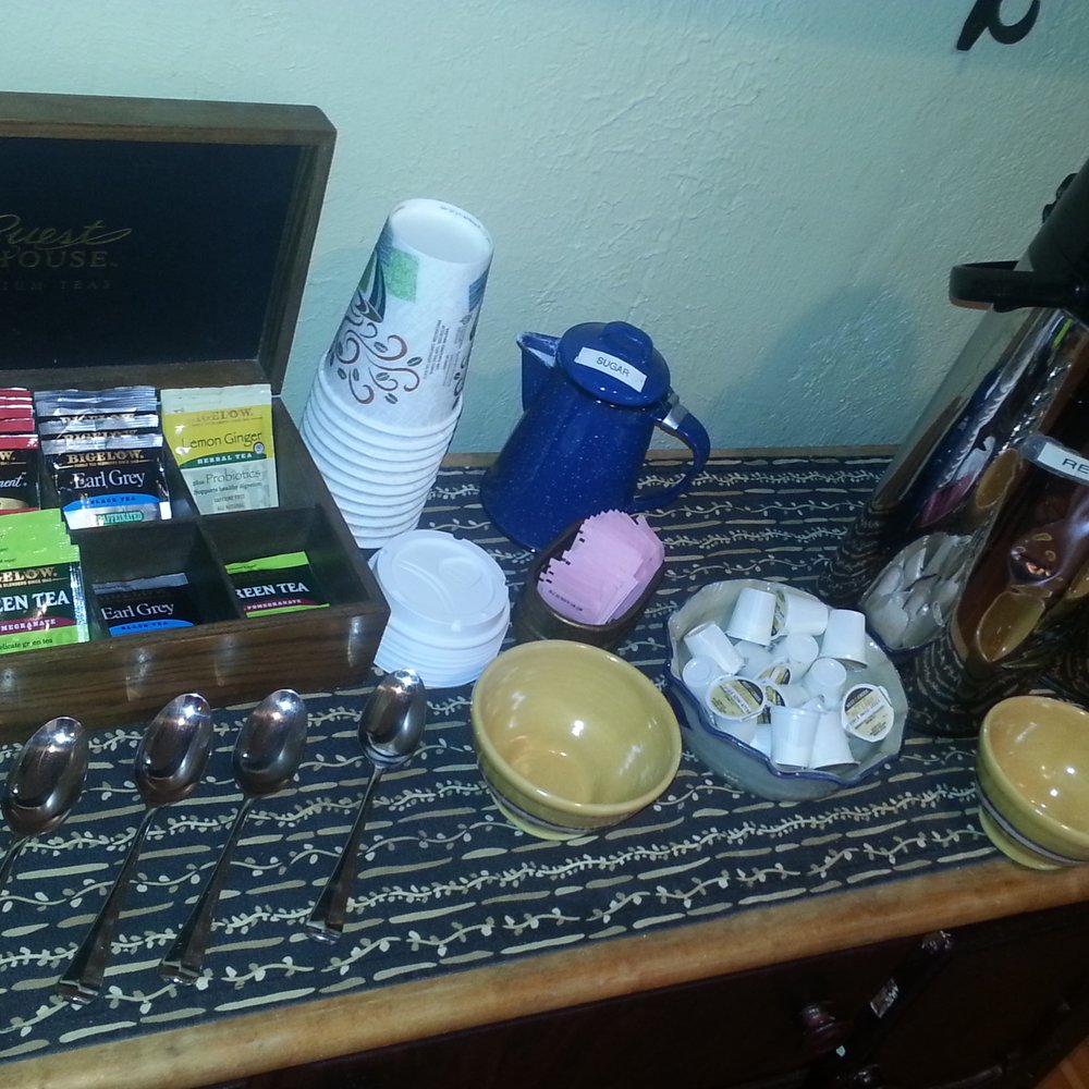 Fife and Drum Inn - Convenient tea and instant coffee with to go cups on common area - Bed & Breakfast Near Me - Williamsburg, Virginia Fife and Drum Inn - Convenient tea and instant coffee with to go cups on common area - Bed & Breakfast Near Me - Williamsburg, Virginia