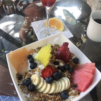 North Garden - Fruit, yogurt, and granola plate and strawberry mimosa. - Signature Cuisine Near Me - Cancún, ROO North Garden - Fruit, yogurt, and granola plate and strawberry mimosa. - Signature Cuisine Near Me - Cancún, ROO