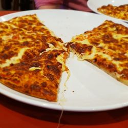 Rene's Pizza Blacktown - Cheese pizza after 3 minutes on the table. 3 minutes later, all you could see was plate.