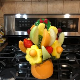 Paid extra money to have the two undistinguishable pineapple blobs added to this bouquet and no call back from the store manager. Paid extra money to have the two undistinguishable pineapple blobs added to this bouquet and no call back from the store manager.
