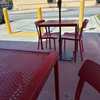 Dave's Hot Chicken - Outdoor seat seating - Chicken Shop Near Me - Greenville, South Carolina