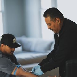 Onsite Phlebotomy Solutions - Jerry, a phlebotomist drawing blood in a clients home