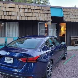 Mountain Pine Motel - Motel Room Entry