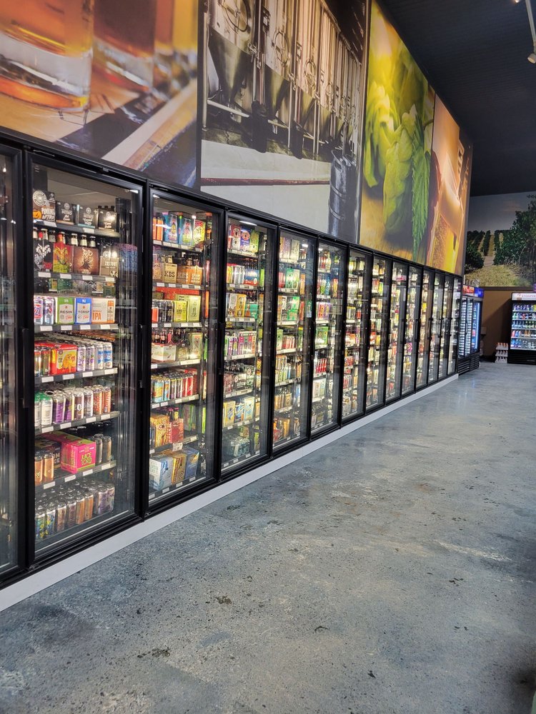 Stompers Wine And Beverage Superstore Logo