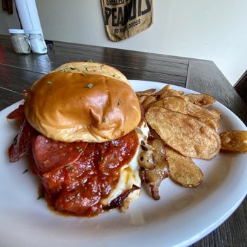 Lemonade House Grille - a sandwich and potato chips - Barbeque Near Me - Doniphan, Missouri