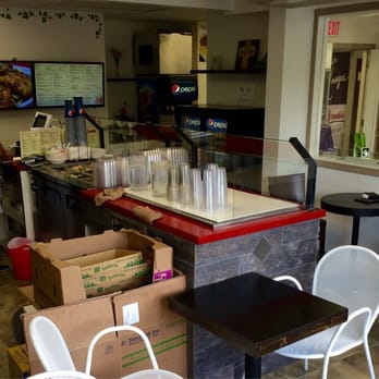 Win-Spuntino - Win seats a total of 14 people (2 four seaters and 3 two seaters). - Italian Near Me - Honolulu, Hawaii