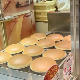 りくろーおじさんの店 大丸梅田店 - Updated September 2025