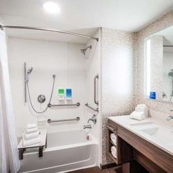 Home2 Suites by Hilton Brunswick - Guest room bath