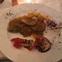 Pizzeria Da Peppino - Ochsenbäckchen auf Erbspürree an Rosmarinkartoffeln