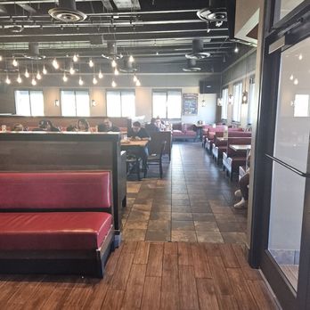 Chili's - lots of room to be sitting but no one is hosting us to be sitting us. - Tex-Mex Near Me - Ellenton, Florida
