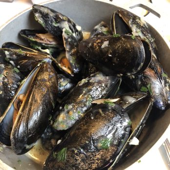 Runyons - Mussels in a pot biancho (white wine sauce) - New American Near Me - Seaford, New York