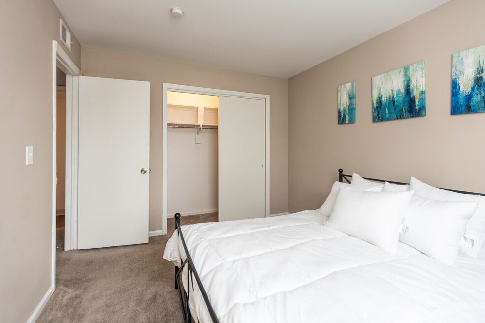 THE LIFE AT EDGEWATER LANDING Updated August 2024 26 Photos 4592 Channing Ter, Columbus