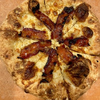 Robo Dough - Ode to Roxy's
(maple butter sauce, 5 cheeses, maple bacon, topped with a hot honey swirl) - Caterers Near Me Robo Dough - Ode to Roxy's
(maple butter sauce, 5 cheeses, maple bacon, topped with a hot honey swirl) - Caterers Near Me