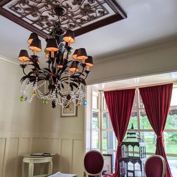 Peppe's Apt 2 - a chandelier in a dining room - Italian Near Me - Kirkwood, Missouri