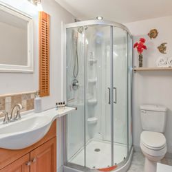 Moon Shadow Bed and Breakfast - Garden Room Bath