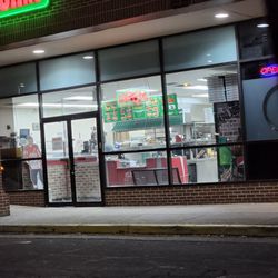 Papa Johns Pizza - Bustling shop with promos!