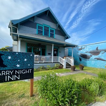 The Starry Night Inn - Sidewalk view - Hotels Near Me - Seaside, Oregon The Starry Night Inn - Sidewalk view - Hotels Near Me - Seaside, Oregon