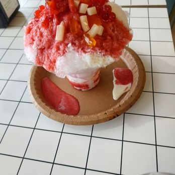 Minn Cha - Shaved Ice with Rainbow Jelly, Strawberry popping bia, Dragonfruit boba, fresh strawberries and strawberry syrup. So tasty! - Bubble Tea Near Me - Groton, Connecticut