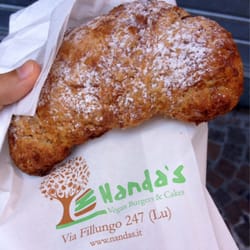 Nanda's - Croissant vegano farcito con cioccolato (pochissimo, sigh). 1,20 € è onesto, ma non ne vale comunque la pena!