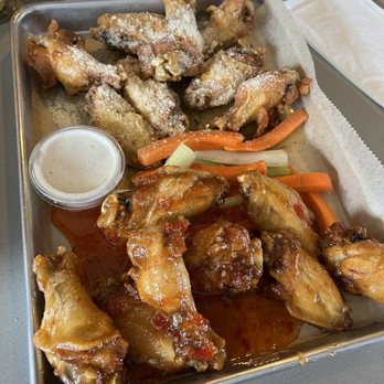The Twisted Oar - Nice that they will split a large order of wings into two different flavors. They like them & charge for them too! - American Near Me - Buford, Georgia
