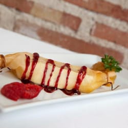 Petit Comité - Caramelo crujiente de queso camembert con chutney de mango y salsa de frutos rojos