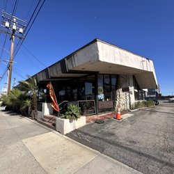 Front of the restaurant and driveway entrance.. parking is in the rear