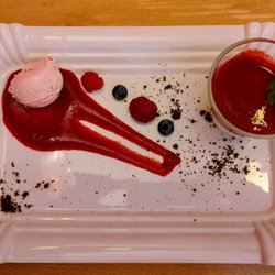 Fränkischer Hof - Topfenkrem mit Himbeersauce und Erdbeereis