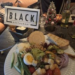 Black Steaks & Seafood - The salad