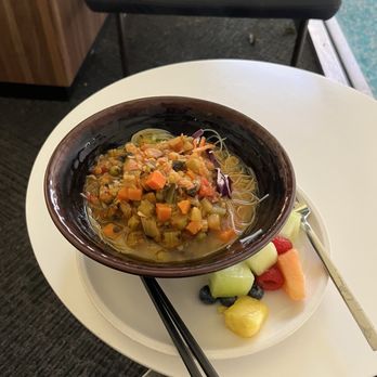Star Alliance Lounge - Airport Lounges Near Me - Los Angeles, California