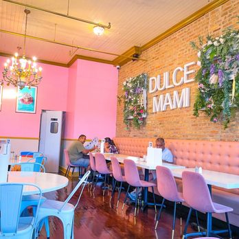 Dulce Mami Café Riverside - the interior of the restaurant - Breakfast & Brunch Near Me - Riverside, Illinois