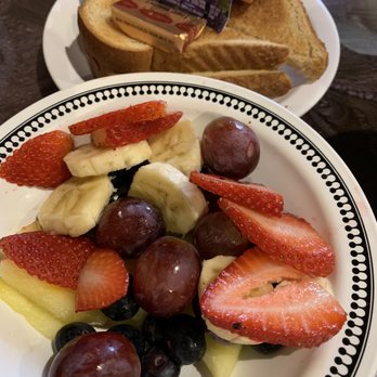 Daddy O’s - Sliced strawberries, bananad, grapes, pineapples and blueberries - New American Near Me - Lihue, Hawaii