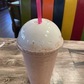 Tapia’s Red Cabin Restaurant - Strawberry & Banana smoothie - Breakfast & Brunch Near Me - Running Springs, California